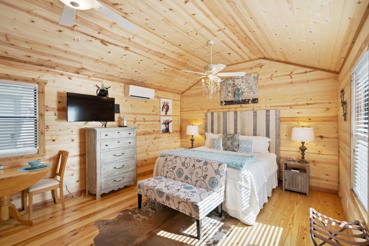 Charming Casita Right On Main St! Hotell Fredericksburg Exteriör bild