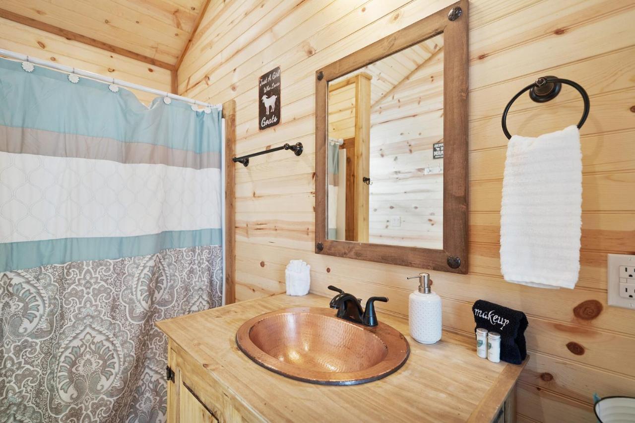 Charming Casita Right On Main St! Hotell Fredericksburg Exteriör bild