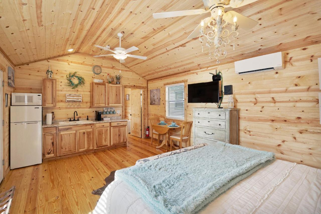 Charming Casita Right On Main St! Hotell Fredericksburg Exteriör bild