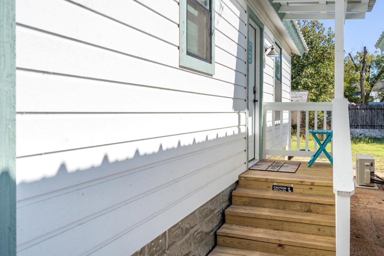 Charming Casita Right On Main St! Hotell Fredericksburg Exteriör bild
